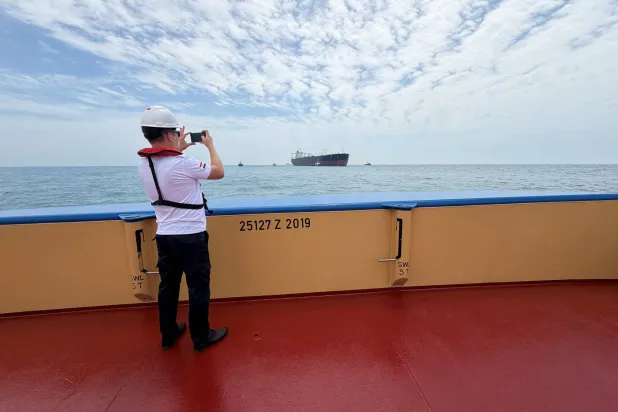 بحار يراقب ناقلة بترول شمال الخليج العربي بالقرب من الشواطئ العراقية (رويترز)