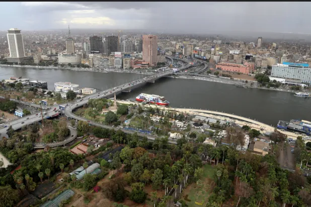 منظر عام للمباني والأهرامات الكبرى في القاهرة (رويترز)