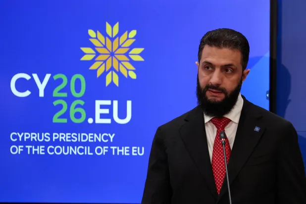 الرئيس السوري أحمد الشرع خلال مؤتمر صحافي في نيقوسيا الجمعة (رويترز)