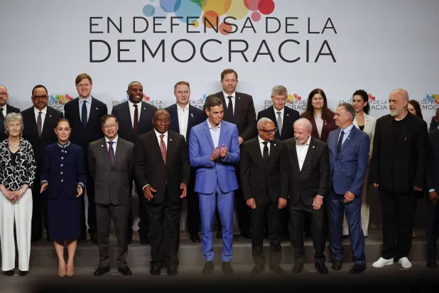 الزعماء في قمة «الدفاع عن الديمقراطية» (إ.ب.أ)