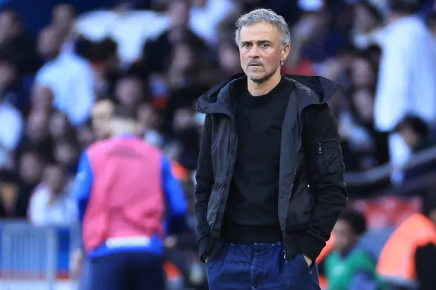 الإسباني لويس إنريكي مدرب باريس سان جيرمان (إ.ب.أ)