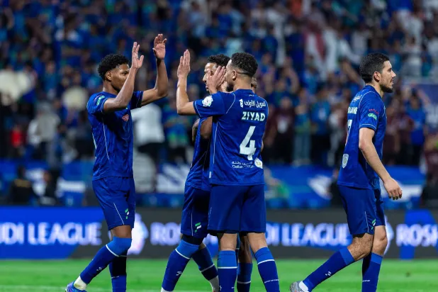 لاعبو الفتح يحتفلون بفوزهم على الخليج (تصوير: عيسى الدبيسي)