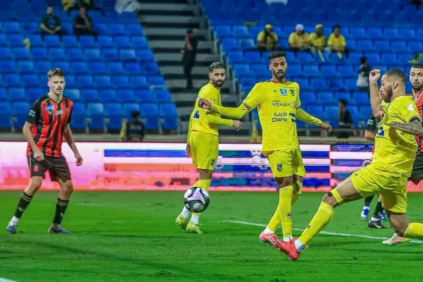 روسير لحظة تسجيله الهدف الأول للحزم (موقع نادي الحزم)