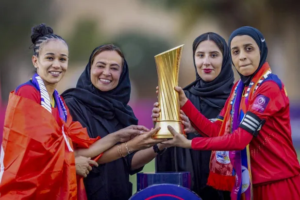 لمياء بن بهيان وعالية الرشيد لحظة تتويج سيدات الترجي باللقب (الشرق الأوسط)