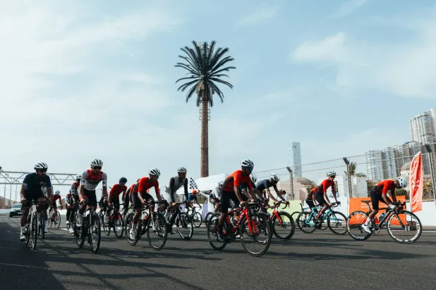 الدراجون لحظة انطلاق السباق (الاتحاد السعودي للدراجات)