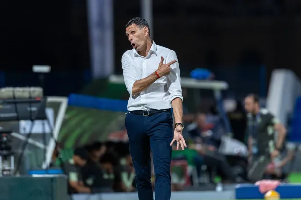 غوستافو مدرب الخليج الجديد يتفاعل مع أحداث المباراة (تصوير: عيسى الدبيسي)