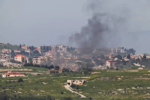  İsrail'in bombalamalarının ardından Lübnan'ın güneyindeki bir kasabadan duman yükseliyor (Reuters)