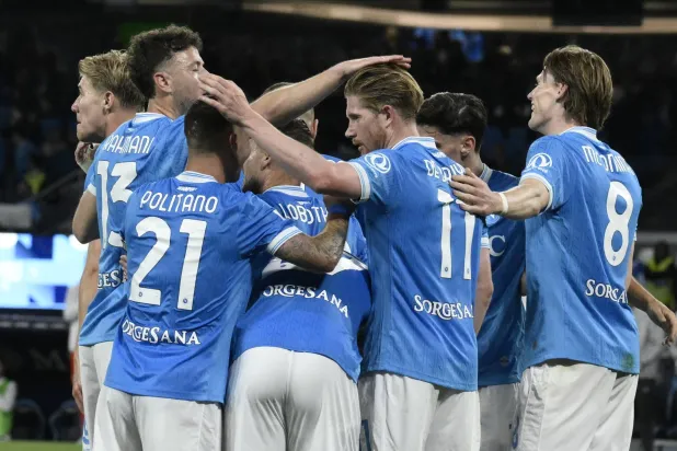 لاعبو نابولي يحتفلون بأحد أهدافهم في المباراة (إ.ب.أ)