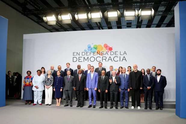 صورة جامعة للقادة المشاركين في «القمة» (رويترز)