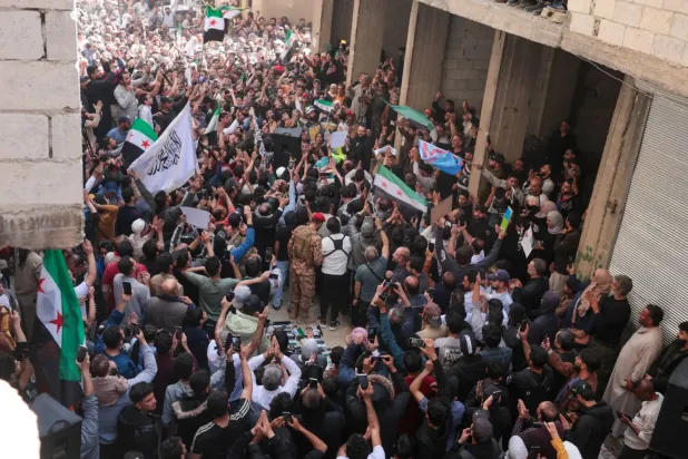 Suriye halkı, dün Şam'ın Tedamun mahallesinde "Tedamun katliamı" şüphelisinin yakalanmasını kutladı (EPA)