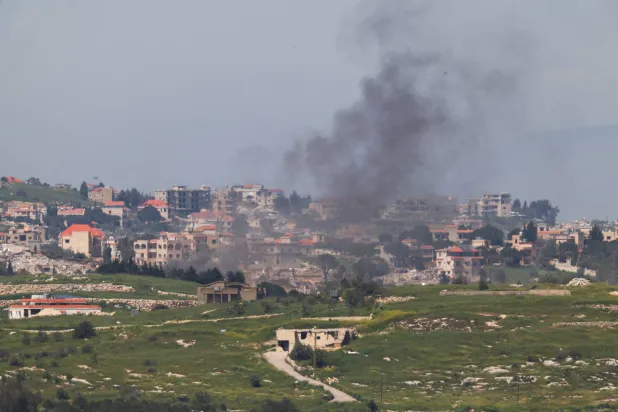 دخان يتصاعد من إحدى بلدات جنوب لبنان جراء تفجيرات إسرائيلية (رويترز)