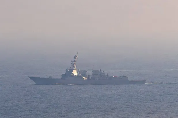 صورة نشرتها القيادة المركزية الأميركية أمس من مدمرة تبحر قرب مضيق هرمز