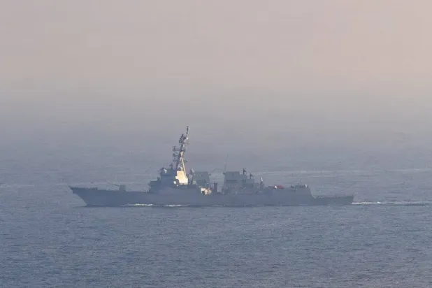 ABD Merkez Komutanlığı tarafından yayınlanan fotoğrafta, Hürmüz Boğazı yakınlarında seyreden bir destroyer görülüyor.