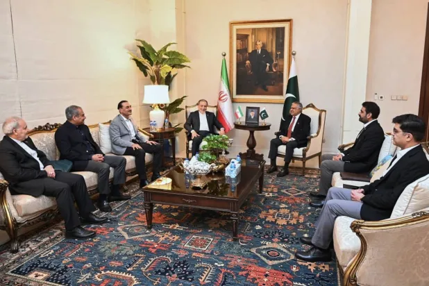 صورة نشرتها وزارة الخارجية الباكستانية لعراقجي وهو يلتقي دار ومنير لدى وصوله إلى قاعدة نور خان الجوية في روالبندي - باكستان (أ.ب)