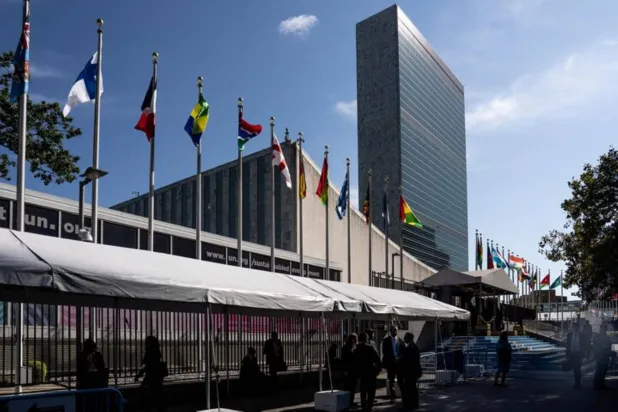 مقر الأمم المتحدة في نيويورك... أعلام ودول وخلافات لا تنتهي (رويترز)