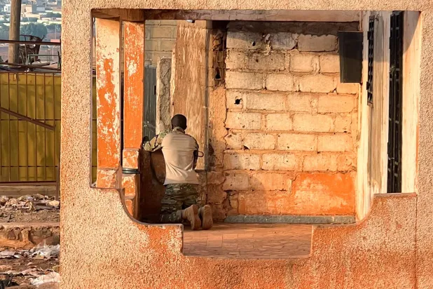 جندي في قاعدة كاتي العسكرية خارج العاصمة باماكو خلال الاشتباكات (رويترز)