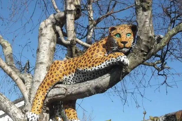 حيوان بين الأشجار ودهشةٌ تولد في عيون العابرين (النحّات البريطاني مالكولم كورلي)