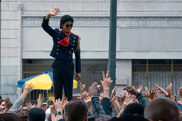 جعفر جاكسون يتقمص أسلوب عمه الشهير في فيلم «مايكل» (ليونزعيت - أ.ب)