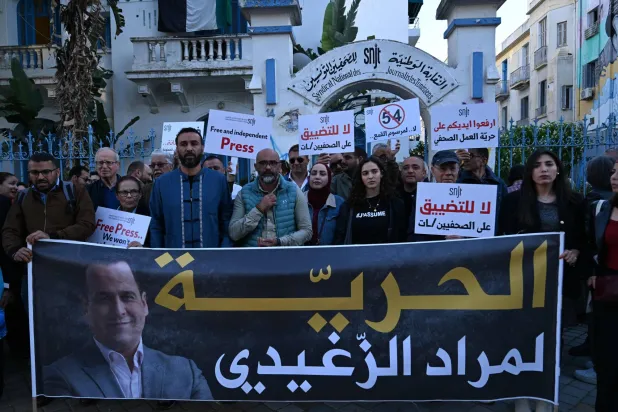 جانب من الوقفة الاحتجاجية المطالبة بإطلاق سراح الصحافي مراد الزغيدي (أ.ف.ب)