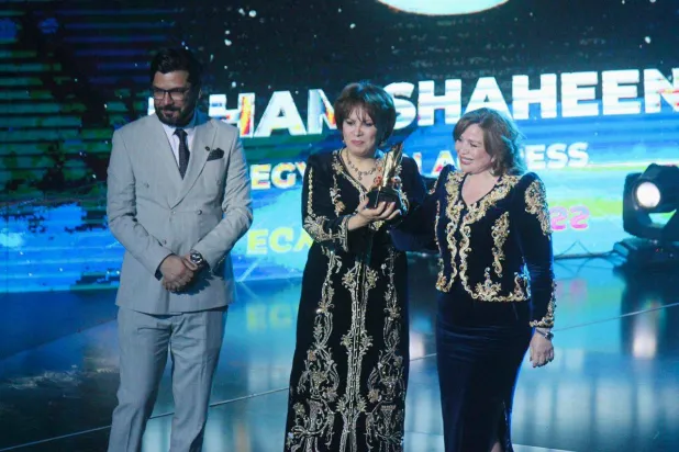 الفنانة إلهام شاهين تتسلم تكريمها في افتتاح مهرجان عنابة (إدارة المهرجان)