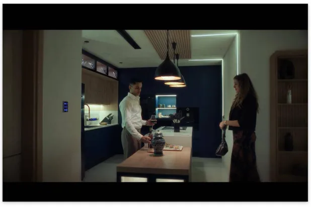 سامي الشيخ وعائشة بن أحمد في مشهد من المسلسل (الشركة المنتجة)