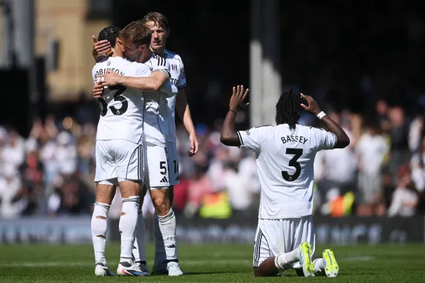 فرحة لاعبي فولهام بإسقاط أستون فيلا (رويترز)