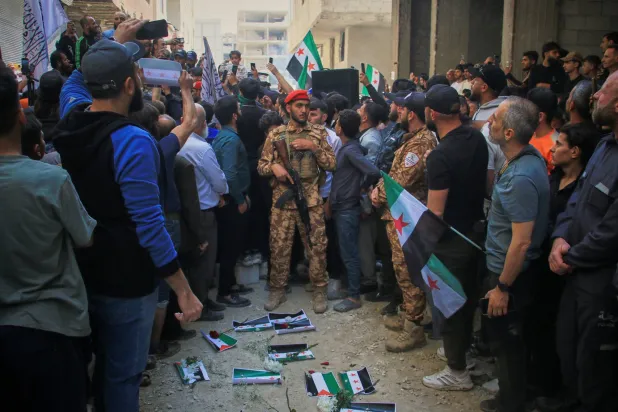 متظاهرون وأقارب ضحايا مجزرة التضامن يتجمّعون في دمشق للمطالبة بإعدام أمجد يوسف الضابط المرتبط بالمجزرة (أ.ب)