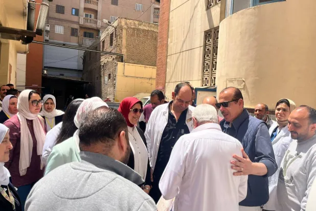 مسؤولون مصريون يتفقدون أحد المستشفيات بمحافظة الإسكندرية نهاية الأسبوع الماضي (وزارة الصحة المصرية)