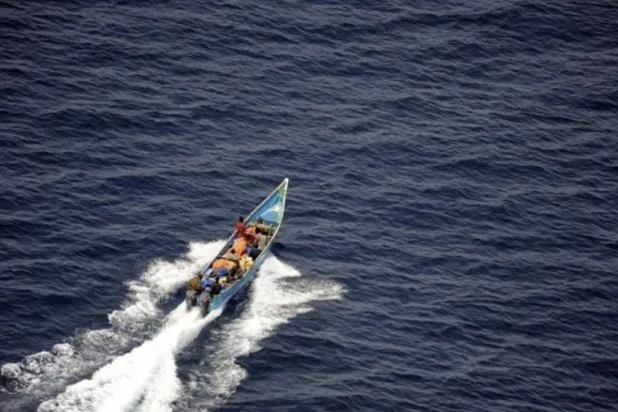 قراصنة يبحرون في خليج عدن قبالة سواحل الصومال (أرشيفية - رويترز)