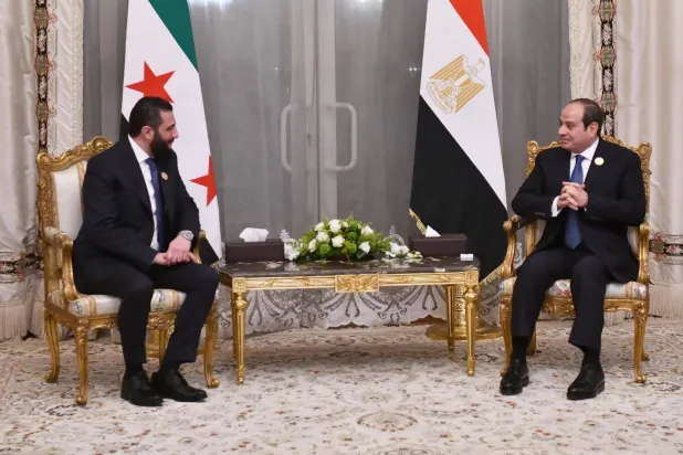 السيسي خلال لقاء الشرع على هامش القمة العربية بالقاهرة في مارس 2025 (الرئاسة المصرية)