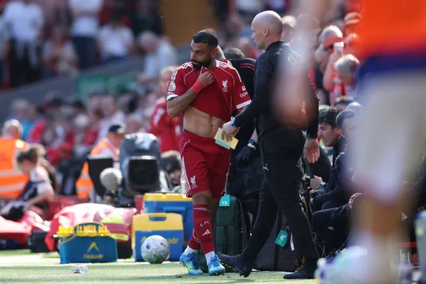 محمد صلاح غادر ملعب آنفيلد مصاباً بمواجهة كريستال (إ.ب.أ)