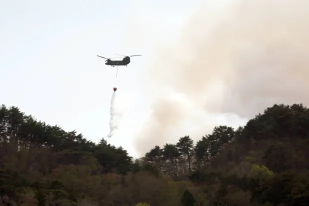 جانب من جهود إطفاء الحريق (إ.ب.أ)