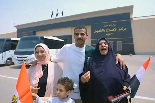 أحد السجناء المفرج عنهم السبت بين أسرته (وزارة الداخلية المصرية)