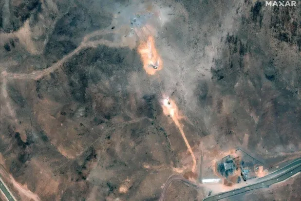 صورة قدمها قمر «ماكسار تكنولوجيز» بتاريخ 1 يوليو 2025 تظهر نشاطاً بالقرب من المبنى المحيط بالمجمع بالإضافة إلى الحفر التي أحدثتها الغارة الجوية الأميركية التي شنت في 22 يونيو على مجمع مصنع فوردو لتخصيب الوقود (أ.ف.ب - أرشيفية)