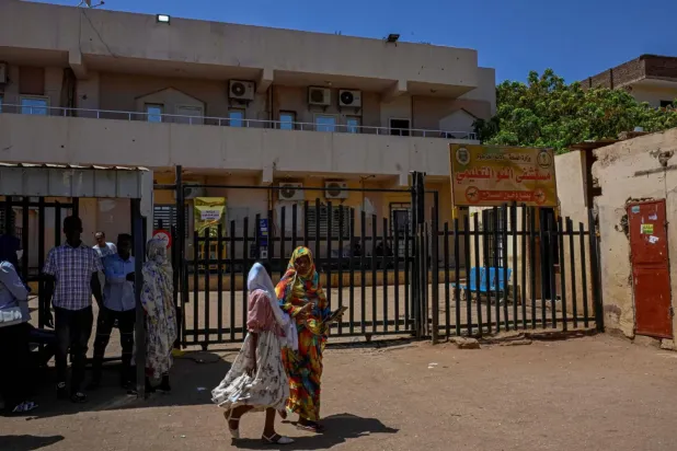 Omdurman'daki El-Nawo Eğitim Hastanesi, başkentteki ana faaliyet gösteren sağlık tesisidir (AFP)