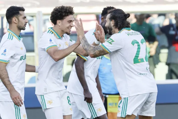 العيناوي يحتفل بهدفه مع روما (إ.ب.أ)