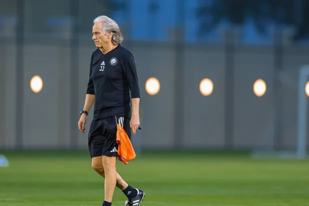 خيسوس لدى قيادته تدريبات النصر (موقع النادي)