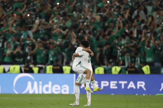لاعبا الأهلي يحتفلان أمام جماهيرهما باللقب الآسيوي (رويترز)