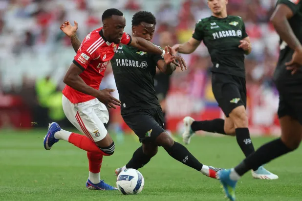 مهاجم بنفيكا البلجيكي دودو لوكيباكيو يصارع على الكرة مع لاعب وسط موريرينسي الإنجليزي نايل جون (أ.ف.ب)