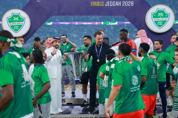 يايسله محتفلاً بالكأس على منصة التتويج (تصوير: محمد المانع)