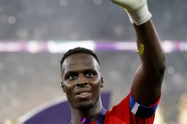 حارس الأهلي السعودي إدوارد ميندي يحتفل بعد التتويج بلقب دوري أبطال آسيا (رويترز)