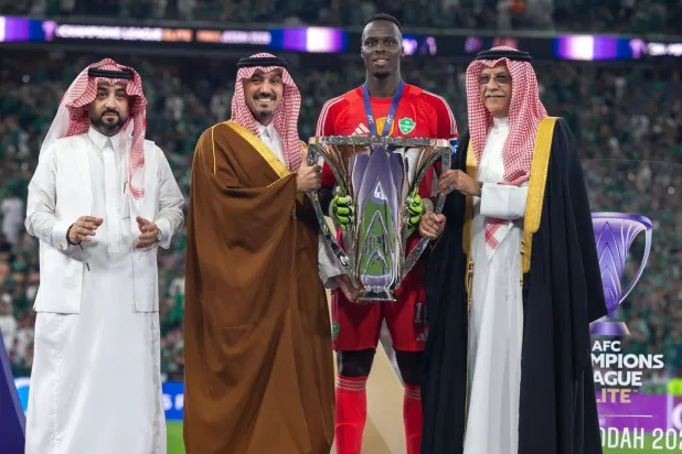 آل خليفة والفيصل يسلّمان كأس البطولة لقائد الأهلي السعودي إدوارد ميندي عقب التتويج باللقب (الاتحاد الآسيوي لكرة القدم)