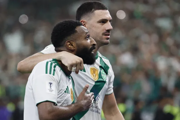 فراس البريكان لاعب فريق الأهلي يحتفل بالهدف (رويترز)