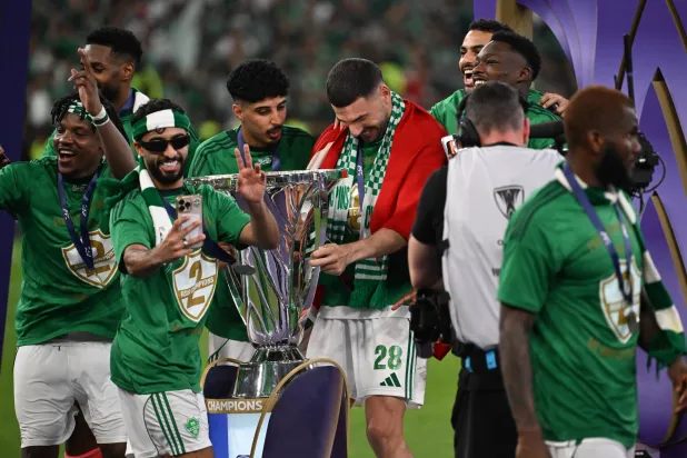 الأهلي احتفل بالتتويج الآسيوي للمرة الثانية على التوالي (تصوير: علي خمج) 