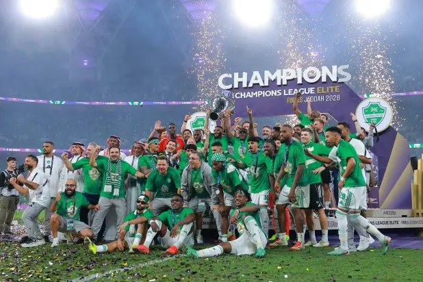 لاعبو الأهلي لحظة تتويجهم باللقب الآسيوي (تصوير: محمد المانع)