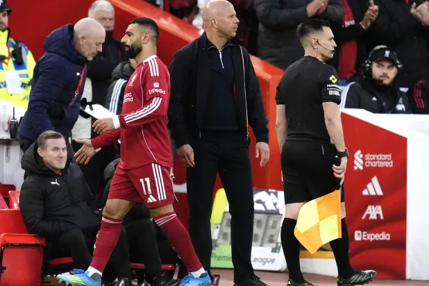 خروج محمد صلاح، لاعب ليفربول، مستبدلاً خلال مباراة الدوري الإنجليزي الممتاز أمام فولهام على ملعب «أنفيلد» (د.ب.أ)