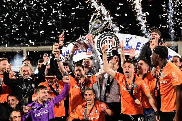 لاعبو أو إف آي كريت يحتفلون بالتتويج بكأس اليونان عقب فوزهم على باوك (رويترز)