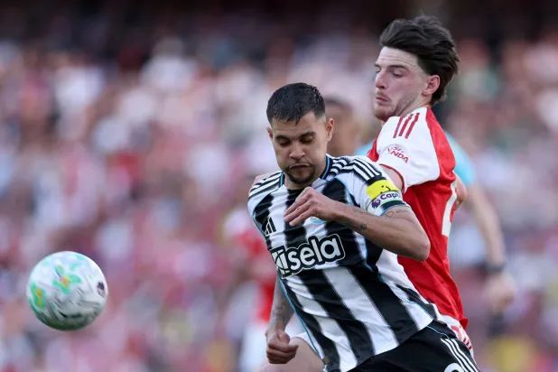 لاعب نيوكاسل يونايتد برونو غيماريش يتنافس على الكرة مع لاعب أرسنال ديكلان رايس (أ.ب)