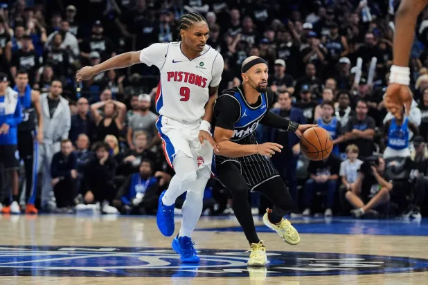 لاعب أورلاندو ماجيك جايلن ساغز ينطلق بالكرة متجاوزاً لاعب ديترويت بيستونز أوسار طومسون (أ.ب)