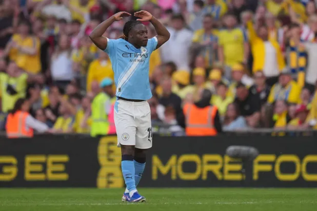 لاعب مانشستر سيتي جيريمي دوكو يحتفل بعد تسجيله هدفاً أمام ساوثهامبتون (أ.ب)